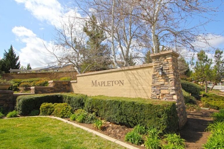 Mapleton neighborhood entrance sign in Murrieta, CA